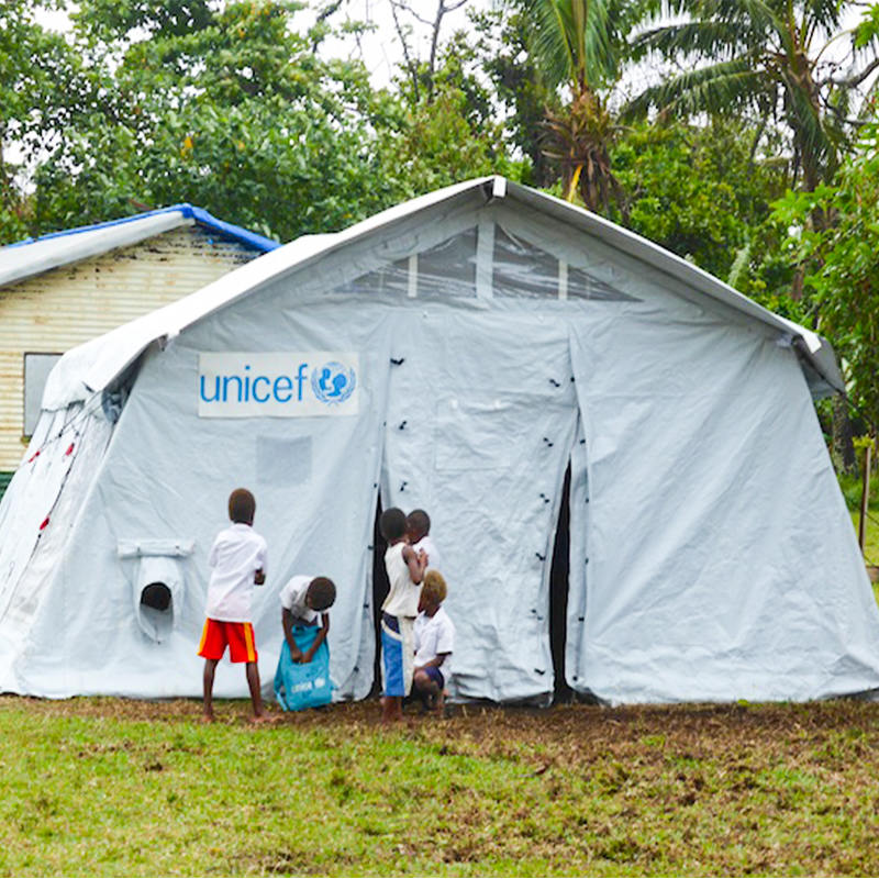 UNICEF standard 42 m²-es többcélú sátor beépített/eltávolítható árnyékolóval